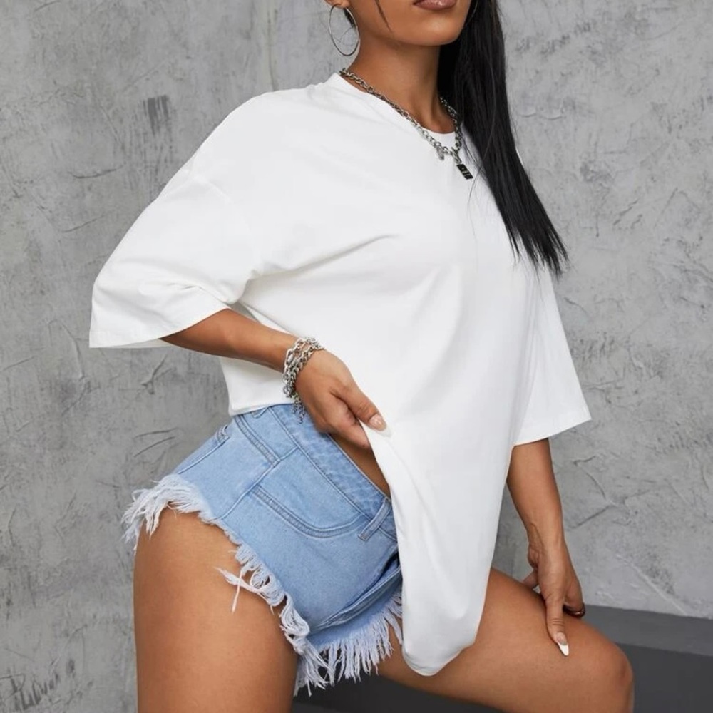 NWOT super cute oversized white t-shirt 🖤🖤